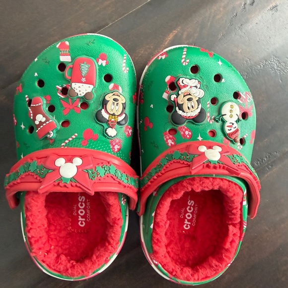 Crocs x Disney Parks Christmas 2024 Edition - Picture 6 of 9